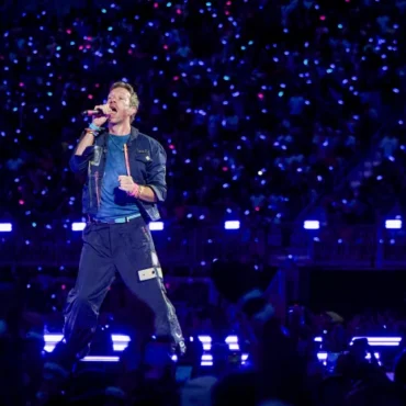 Coldplay’s Kiss Cam Sparks Corporate Chaos: Astronomer CEO Caught in Viral Affair Drama 💋