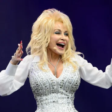 “An Absolute Icon”: Celebrities Break Down As The World Mourns Country Icon Dolly Parton